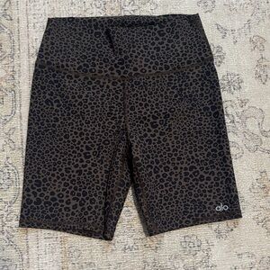 ALO Yoga Women's Leopard Print Bike Shorts - Black and Brown